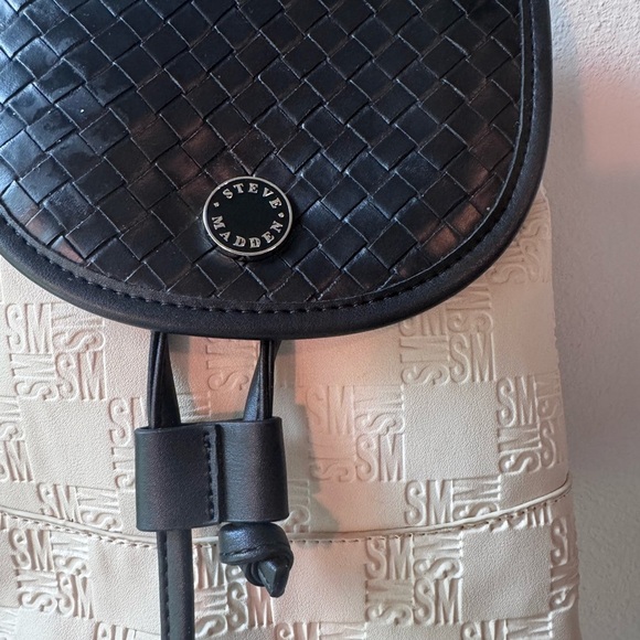 Steve Madden Black & White Woven Backpack - 2024 - Picture 2 of 6
